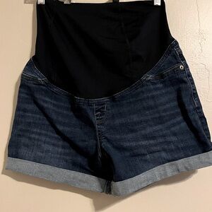 Isabel maternity brand maternity shorts, size 2/26!